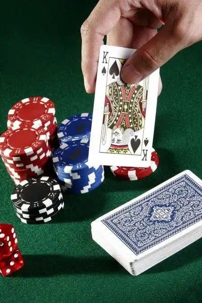 Live casino ဒိုင်နှင့် ကစားသမားများ baccarat စားပွဲတွင် Real-time ကစားနေသောမြင်ကွင်း