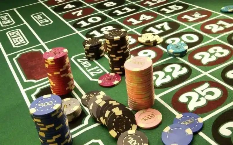 အရောင်စုံ slot ဂိမ်းများ spinning reels နှင့် jackpot ဆုများ ဖော်ပြထားသောမြင်ကွင်း