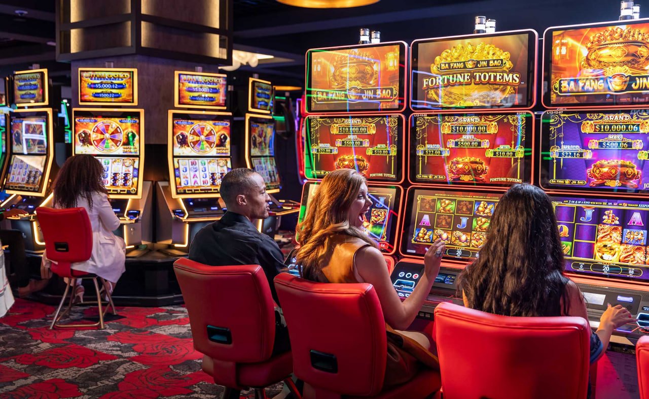 ဘောလုံးပွဲ live odds ဂဏန်းများနှင့် smartphone မှတဆင့် sportsbook ဝင်ရောက်ကစားနေသောမြင်ကွင်း