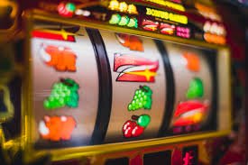 မြန်မာကစားသမားများ live roulette ကစားနေစဉ် tablet screen ပေါ်တွင်ကြည့်ရှုနေသောမြင်ကွင်း